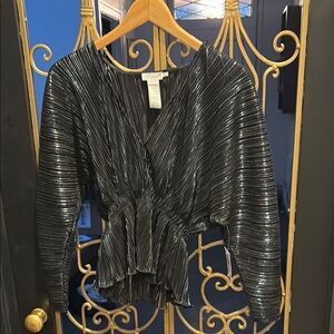 Black v neck  Metallic Women's Top long sleeve pleated khole kardasian xsmall oo
